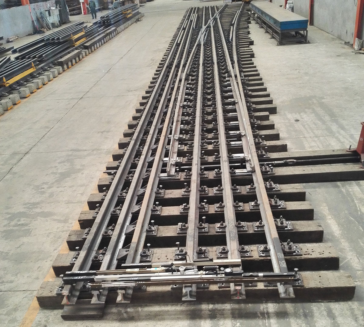 多軌距套線道岔 